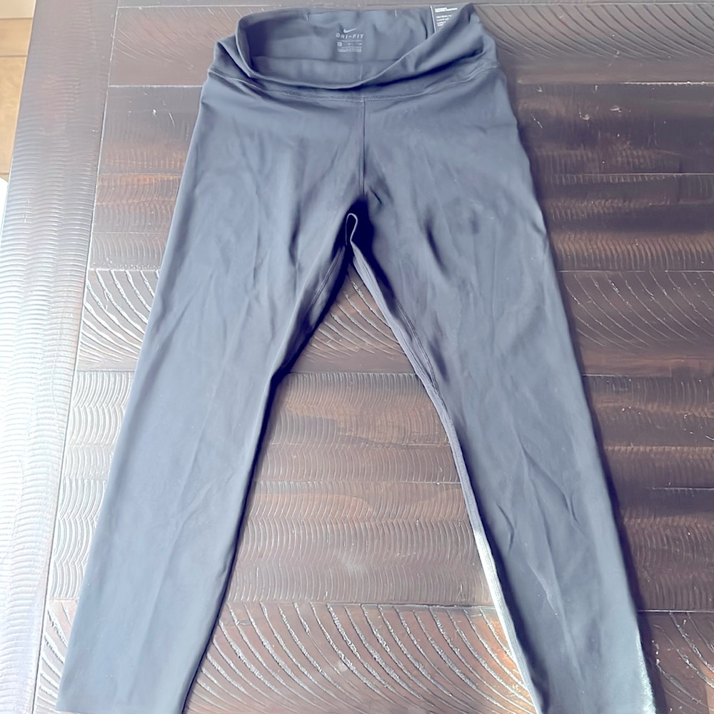 Nike Women’s  NWT Mid Rise Black Crop Length